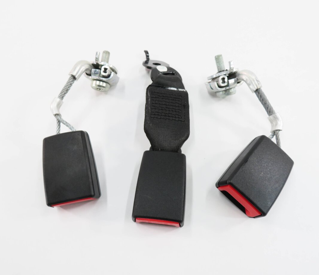 Thumbnail 2: 2011 BMW 550i (F10) REAR SEAT SEATBELT BUCKLE RECEIVER SET-3 (BLACK)