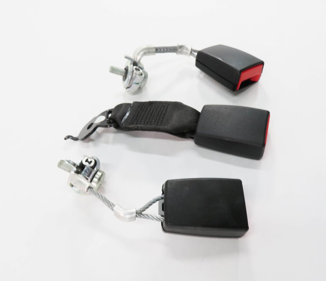 Thumbnail 3: 2011 BMW 550i (F10) REAR SEAT SEATBELT BUCKLE RECEIVER SET-3 (BLACK)