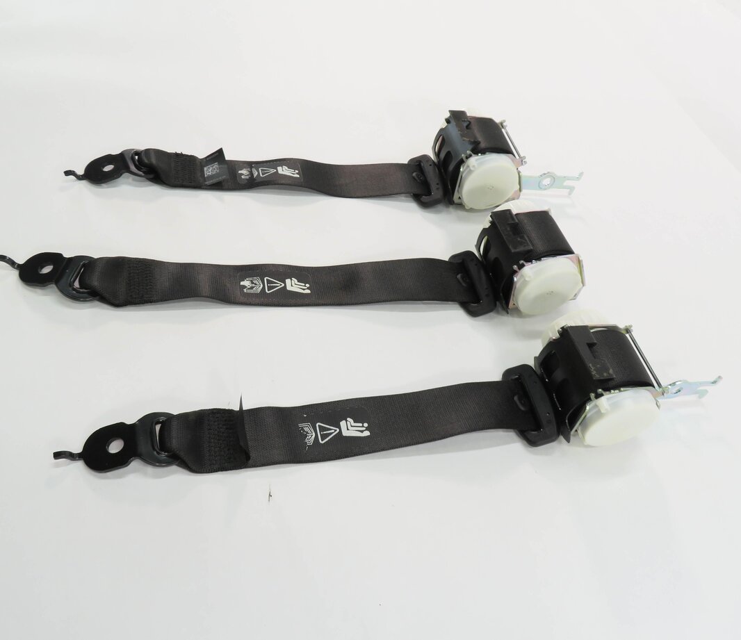 Thumbnail 3: 2011 BMW 550i (F10) REAR SEAT SEATBELT RETRACTOR SET-3 (BLACK)