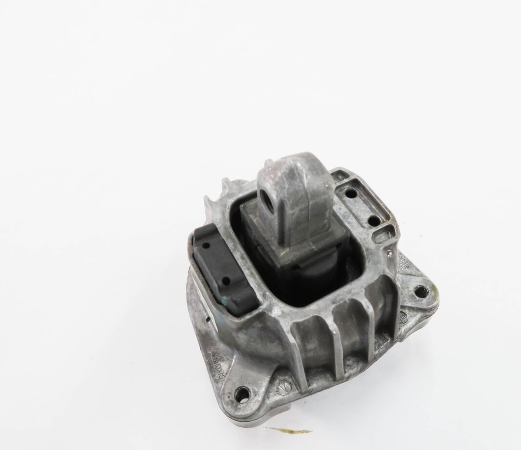 Thumbnail 5: 2011 BMW 550i (F10) 4.4L N63 TWIN TURBO ENGINE - RIGHT MOTOR MOUNT