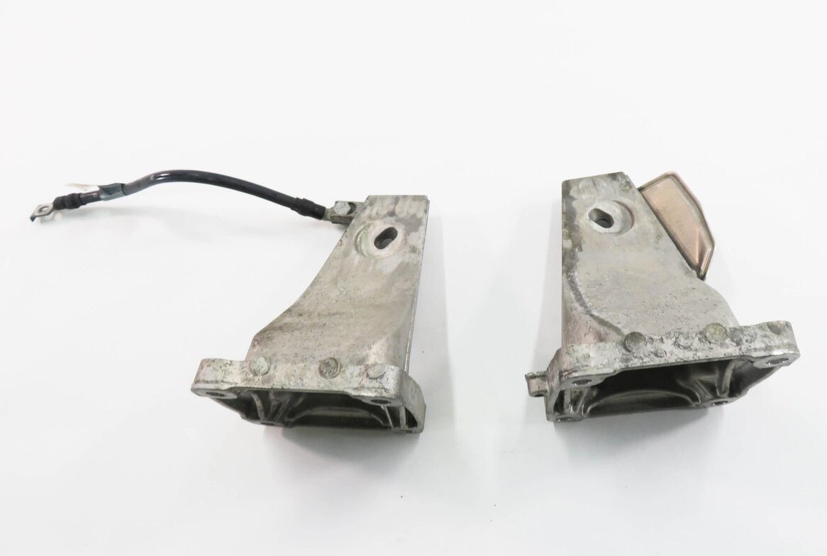 Thumbnail 5: 2006 BMW M5 ///M (E60) 5.0L V10 MOTOR - LEFT & RIGHT ENGINE MOUNT BRACKET SET-2