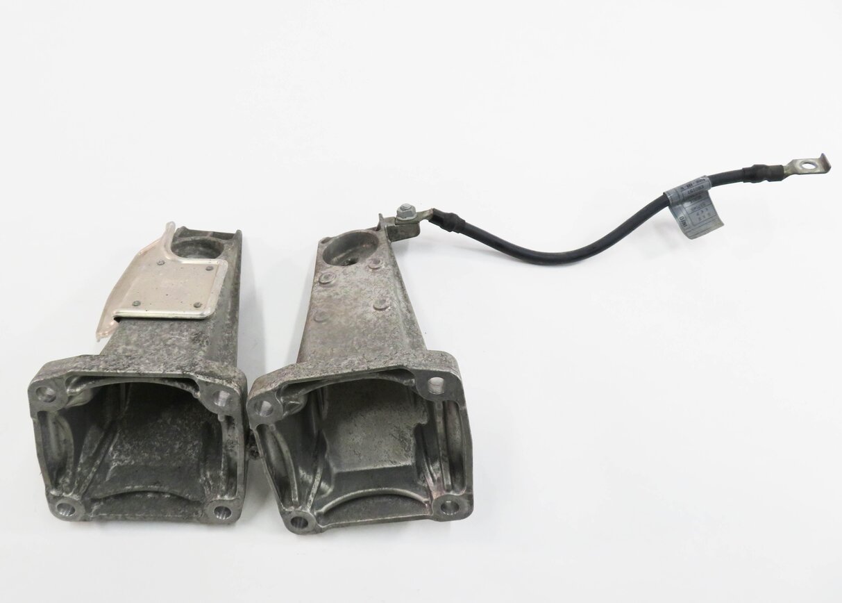 Thumbnail 6: 2006 BMW M5 ///M (E60) 5.0L V10 MOTOR - LEFT & RIGHT ENGINE MOUNT BRACKET SET-2
