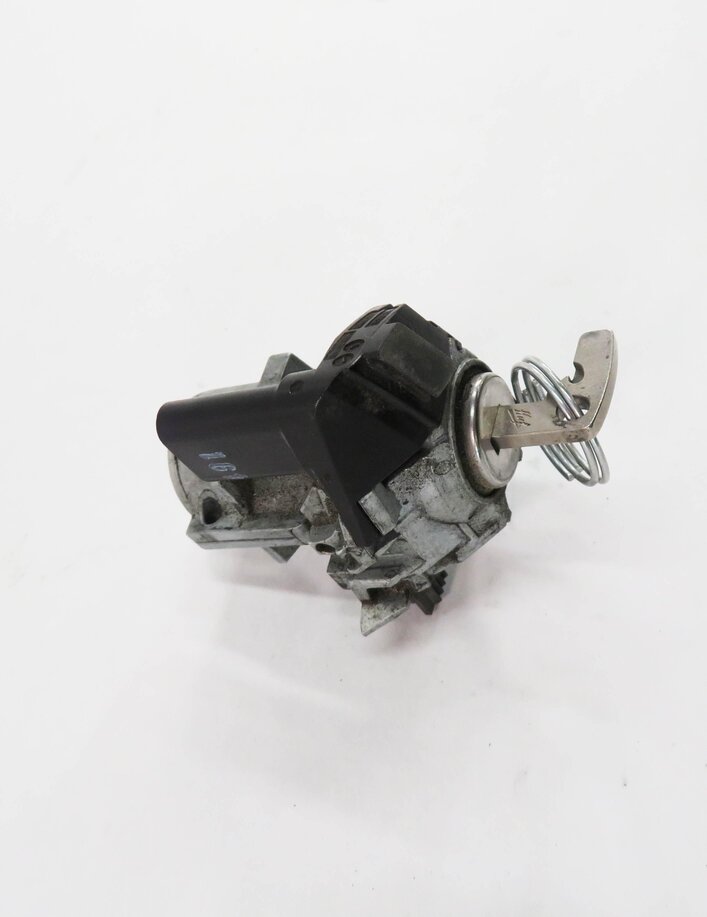 Thumbnail 3: 2012 MERCEDES C350 (C204) LEFT FRONT DRIVER DOOR HANDLE LOCK CYLINDER w/ KEY