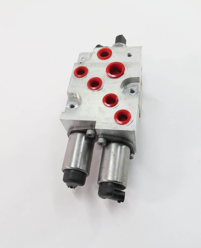 Thumbnail 2: 2007 BMW X5 (E70) DYNAMIC DRIVE SUSPENSION VALVE BLOCK