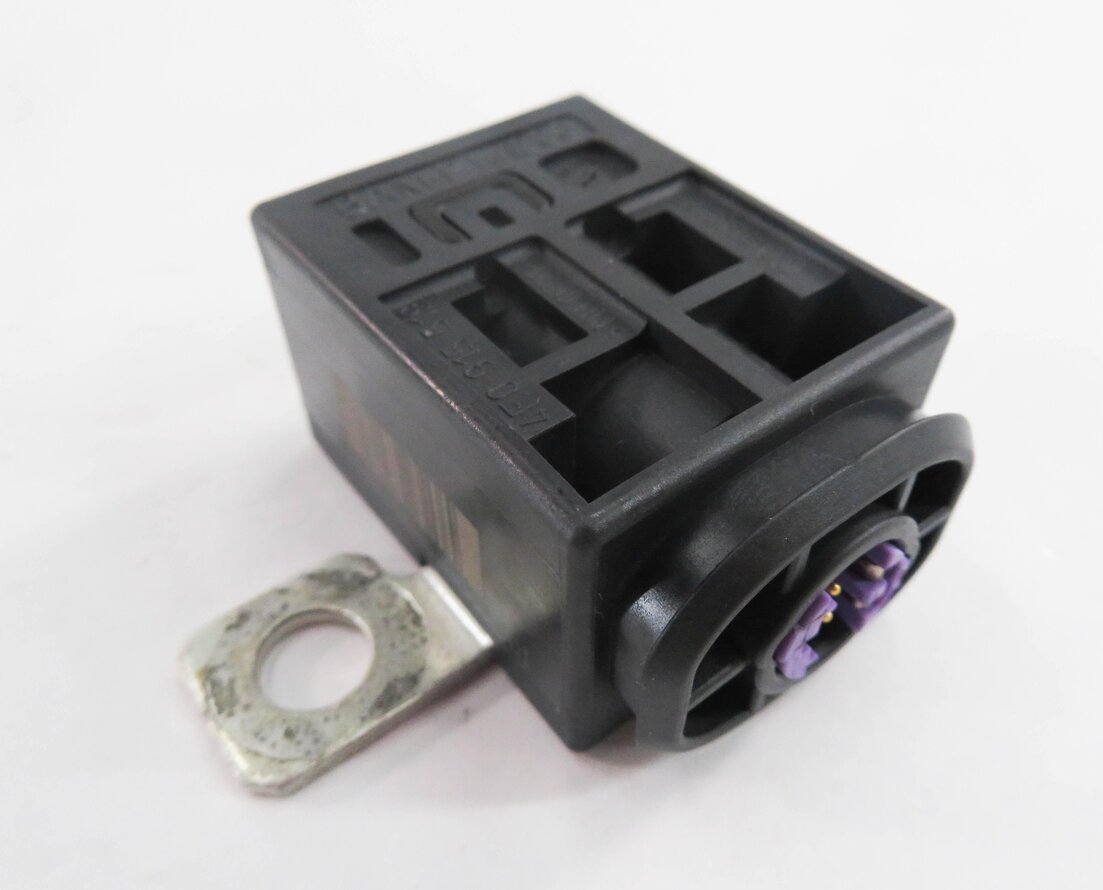 2011 AUDI Q7 (4L) BATTERY OVERLOAD PROTECTION SWITCH