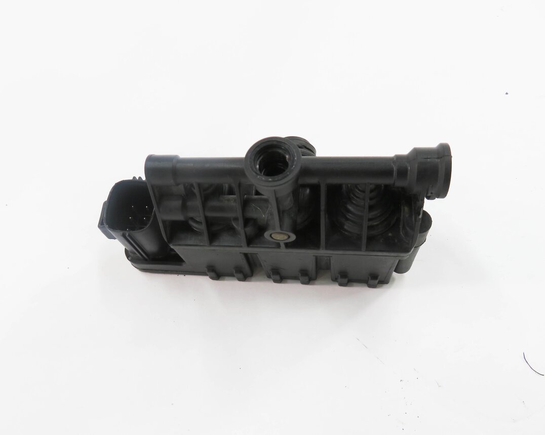 Thumbnail 2: 2007 LAND ROVER LR3 - AIR SUSPENSION TRANSFER RELIEF VALVE BLOCK