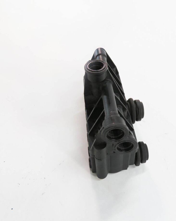 Thumbnail 3: 2007 LAND ROVER LR3 - AIR SUSPENSION TRANSFER RELIEF VALVE BLOCK