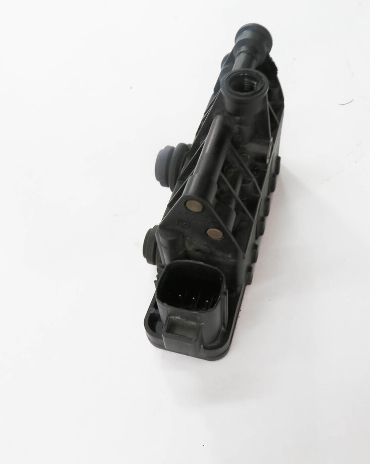 Thumbnail 4: 2007 LAND ROVER LR3 - AIR SUSPENSION TRANSFER RELIEF VALVE BLOCK