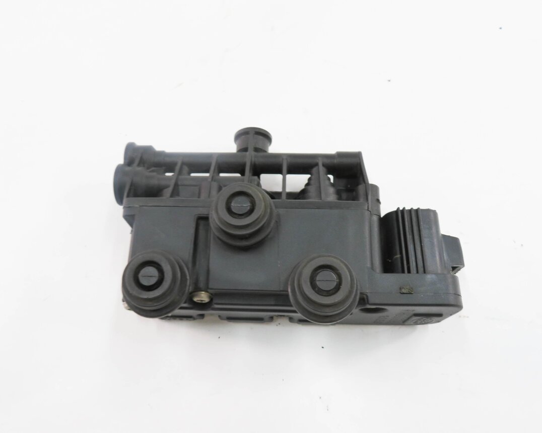 Thumbnail 6: 2007 LAND ROVER LR3 - AIR SUSPENSION TRANSFER RELIEF VALVE BLOCK
