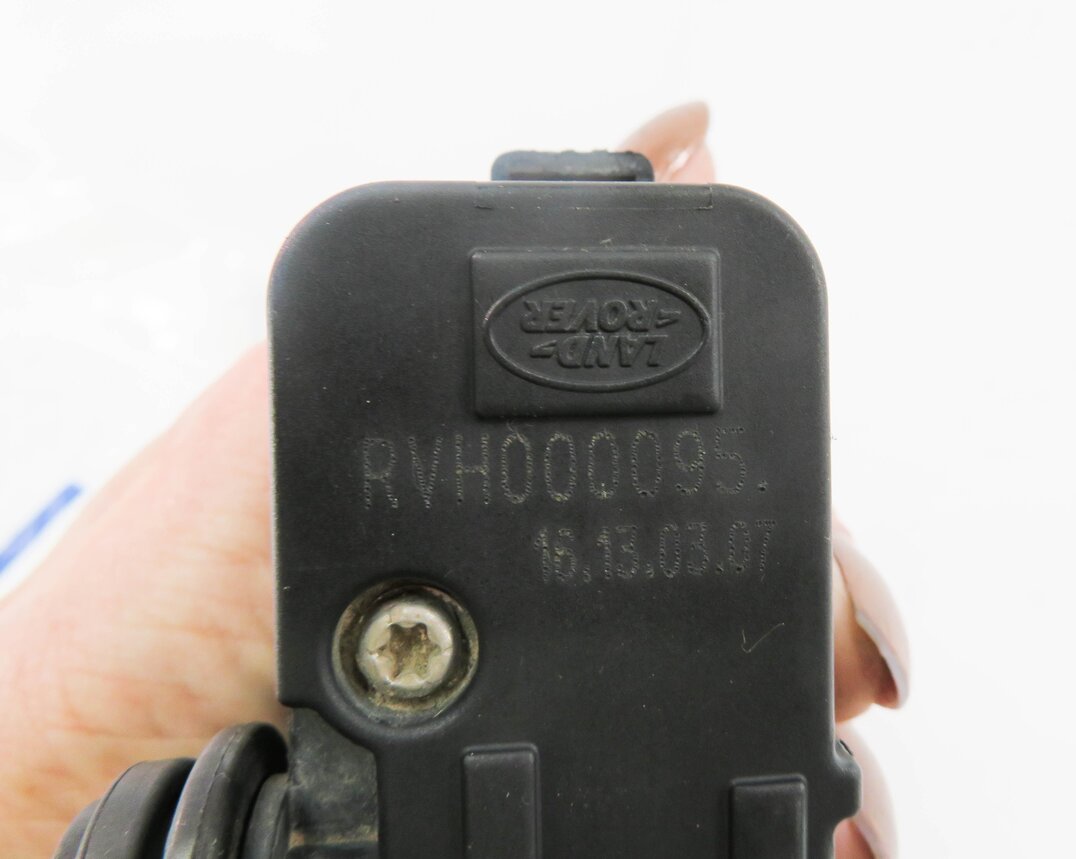 Thumbnail 8: 2007 LAND ROVER LR3 - AIR SUSPENSION TRANSFER RELIEF VALVE BLOCK