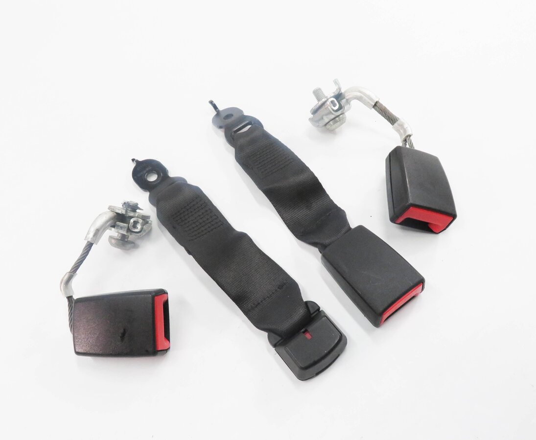 2014 BMW M6 ///M (F06) GRAN COUPE - REAR SEAT SEATBELT RECEIVER SET (BLACK)