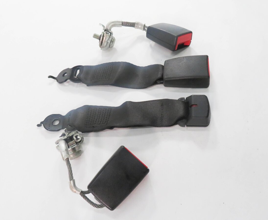 Thumbnail 3: 2014 BMW M6 ///M (F06) GRAN COUPE - REAR SEAT SEATBELT RECEIVER SET (BLACK)
