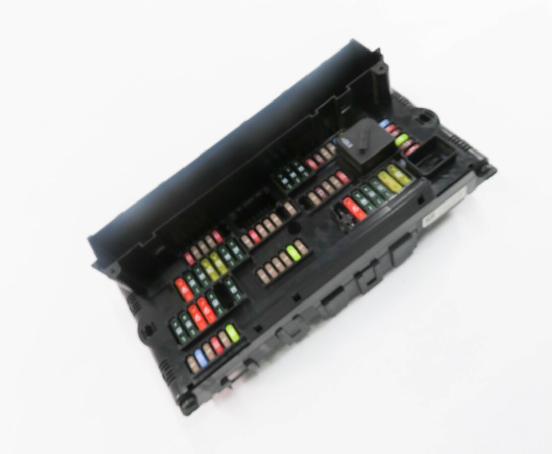 2014 BMW M6 ///M (F06) FRONT POWER DISTRIBUTION FUSE BOX