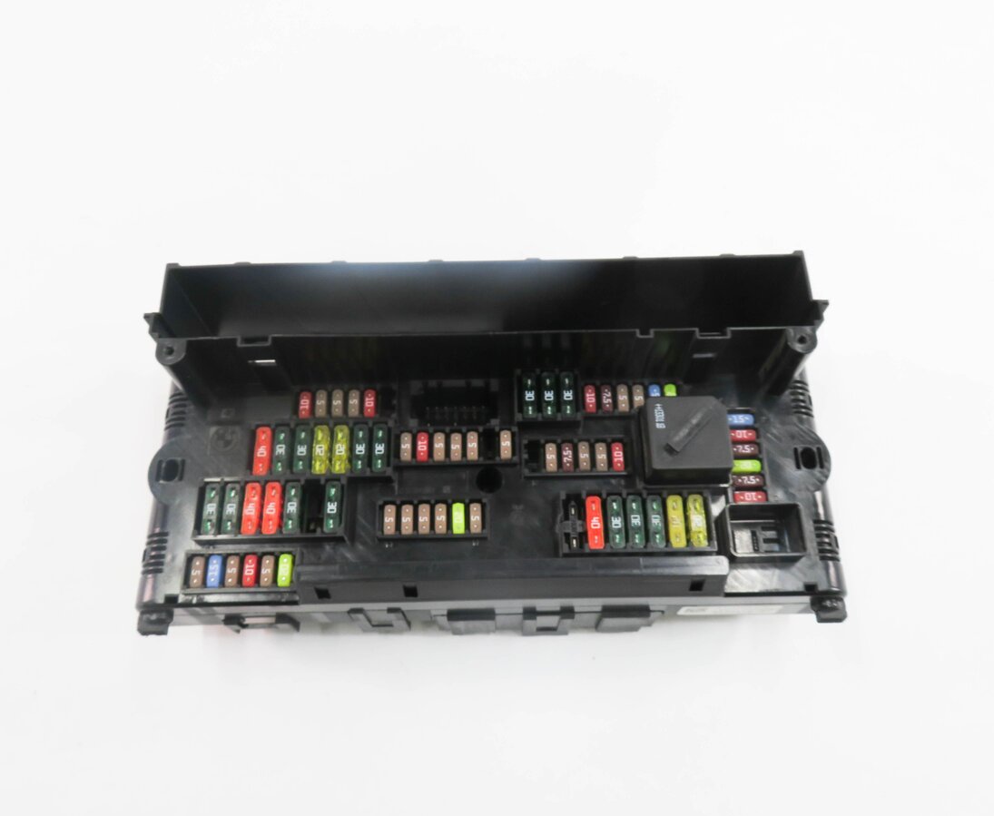 Thumbnail 2: 2014 BMW M6 ///M (F06) FRONT POWER DISTRIBUTION FUSE BOX