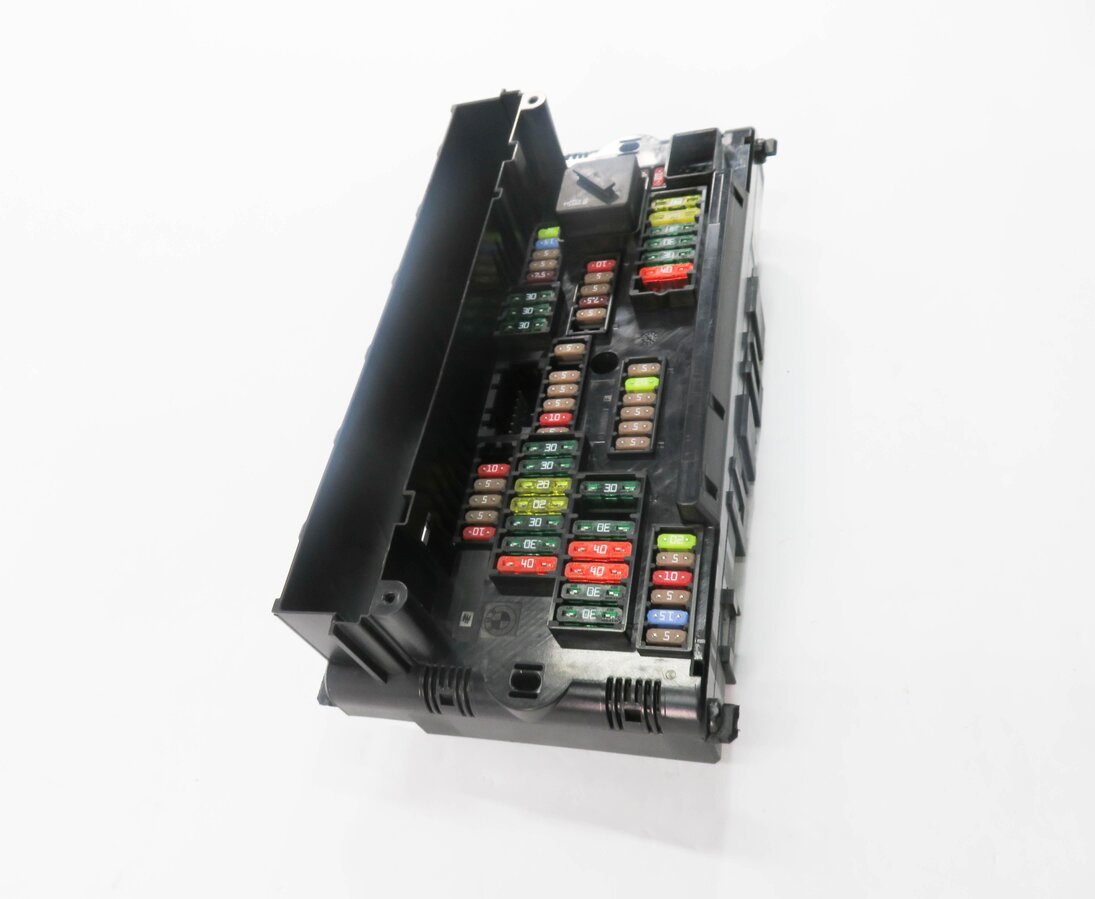 Thumbnail 3: 2014 BMW M6 ///M (F06) FRONT POWER DISTRIBUTION FUSE BOX
