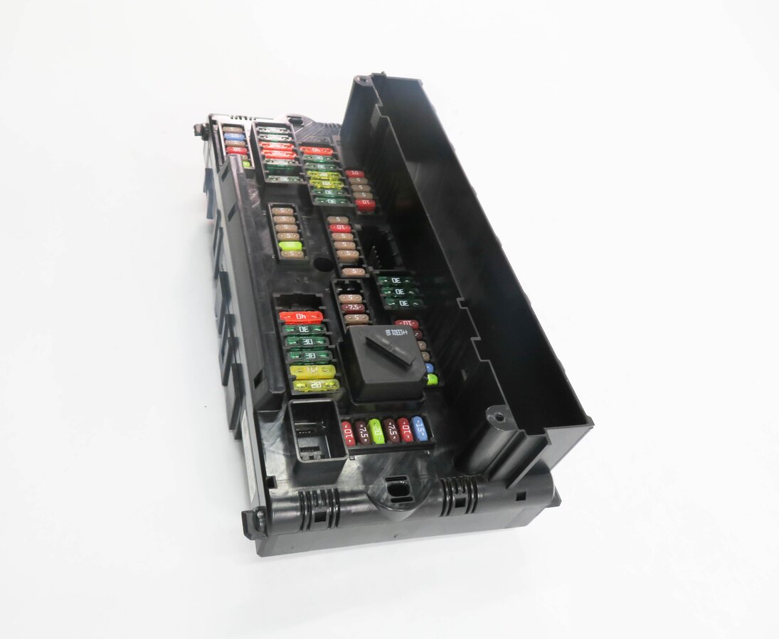 Thumbnail 4: 2014 BMW M6 ///M (F06) FRONT POWER DISTRIBUTION FUSE BOX