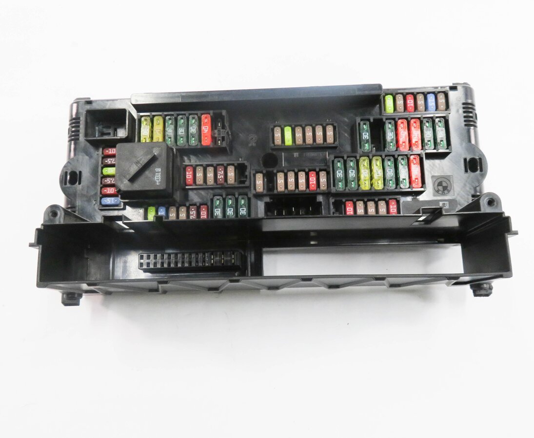 Thumbnail 5: 2014 BMW M6 ///M (F06) FRONT POWER DISTRIBUTION FUSE BOX