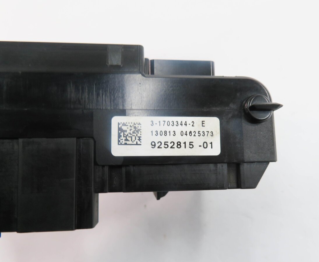 Thumbnail 7: 2014 BMW M6 ///M (F06) FRONT POWER DISTRIBUTION FUSE BOX