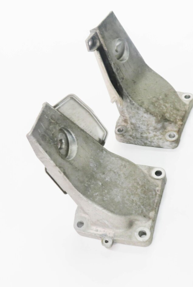 Thumbnail 3: 2007 BMW M5 ///M (E60) 5.0L S85 V10 MOTOR - LEFT & RIGHT ENGINE BRACKET SET
