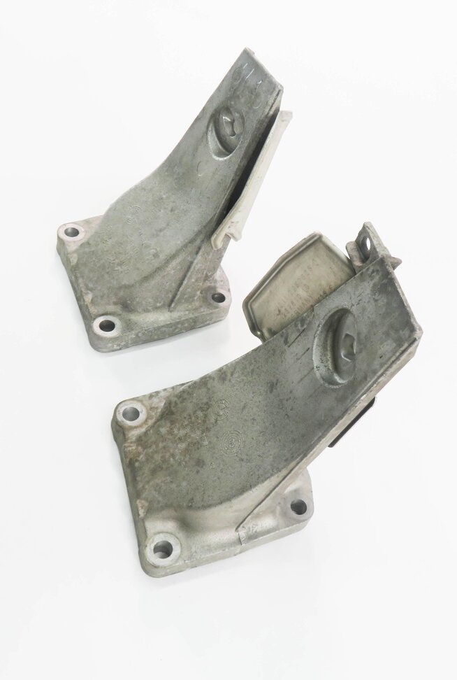 Thumbnail 4: 2007 BMW M5 ///M (E60) 5.0L S85 V10 MOTOR - LEFT & RIGHT ENGINE BRACKET SET