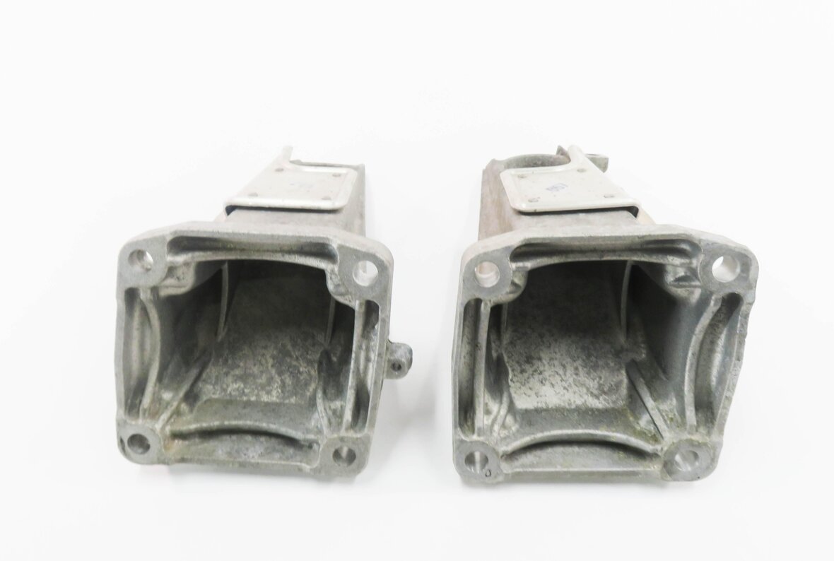 Thumbnail 6: 2007 BMW M5 ///M (E60) 5.0L S85 V10 MOTOR - LEFT & RIGHT ENGINE BRACKET SET