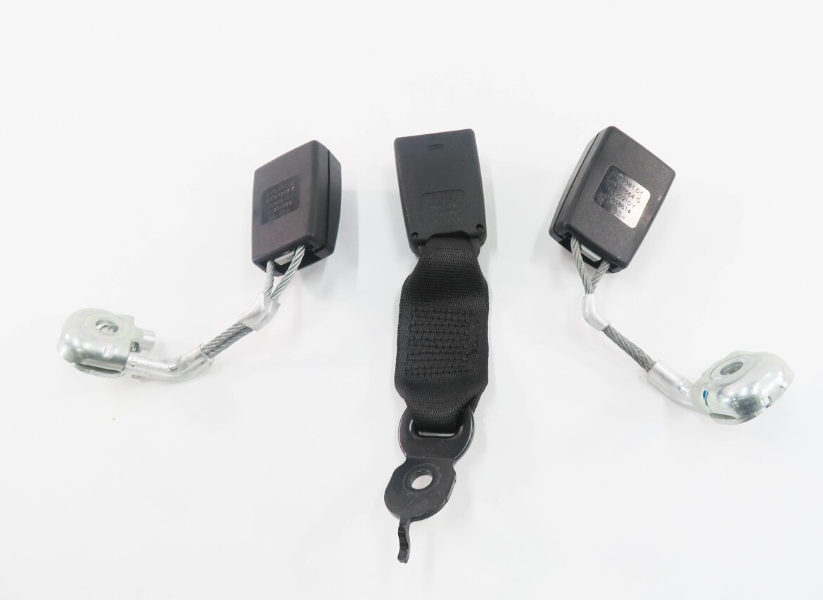 Thumbnail 5: 2011 BMW 550i (F10) REAR SEAT SEATBELT BUCKLE RECEIVER SET-3 (BLACK)