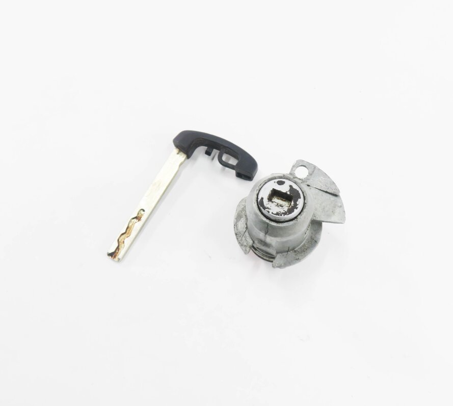 2011 BMW 550i (F10) LEFT FRONT DRIVER DOOR HANDLE LOCK CYLINDER w/ KEY