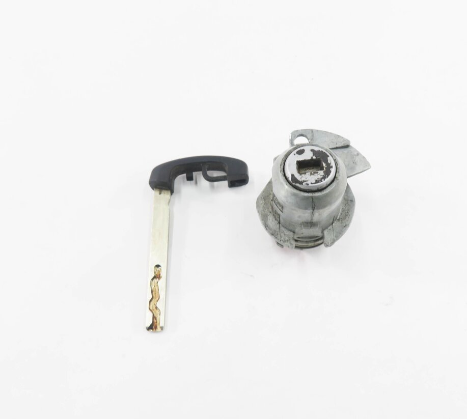 Thumbnail 2: 2011 BMW 550i (F10) LEFT FRONT DRIVER DOOR HANDLE LOCK CYLINDER w/ KEY
