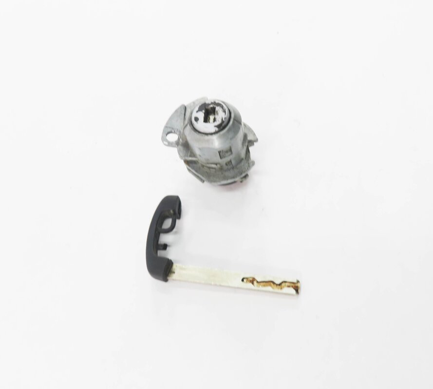 Thumbnail 3: 2011 BMW 550i (F10) LEFT FRONT DRIVER DOOR HANDLE LOCK CYLINDER w/ KEY