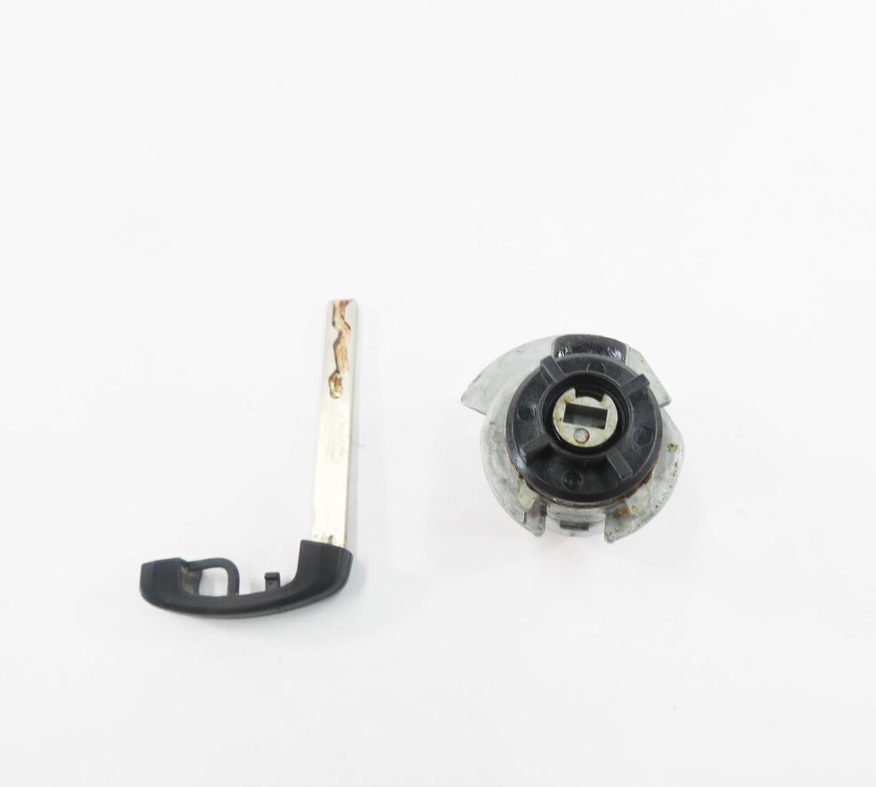 Thumbnail 5: 2011 BMW 550i (F10) LEFT FRONT DRIVER DOOR HANDLE LOCK CYLINDER w/ KEY