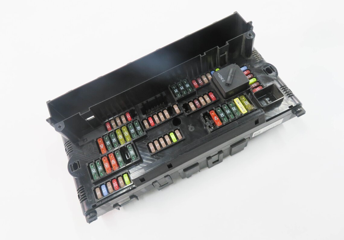 2012 BMW 550i (F10) FRONT POWER DISTRIBUTION FUSE BOX