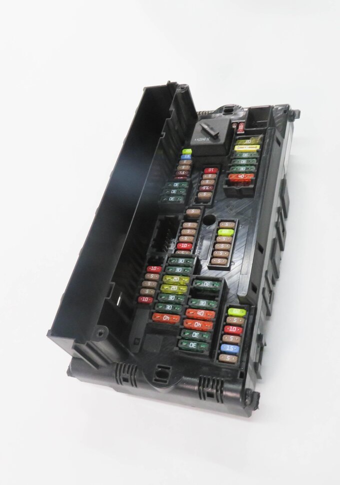 Thumbnail 3: 2012 BMW 550i (F10) FRONT POWER DISTRIBUTION FUSE BOX
