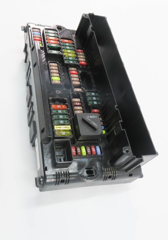 Thumbnail 4: 2012 BMW 550i (F10) FRONT POWER DISTRIBUTION FUSE BOX