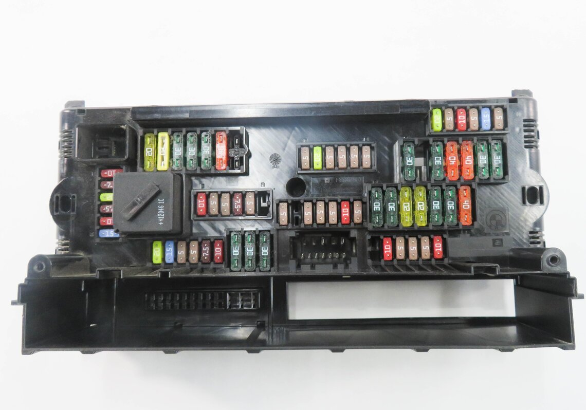 Thumbnail 5: 2012 BMW 550i (F10) FRONT POWER DISTRIBUTION FUSE BOX