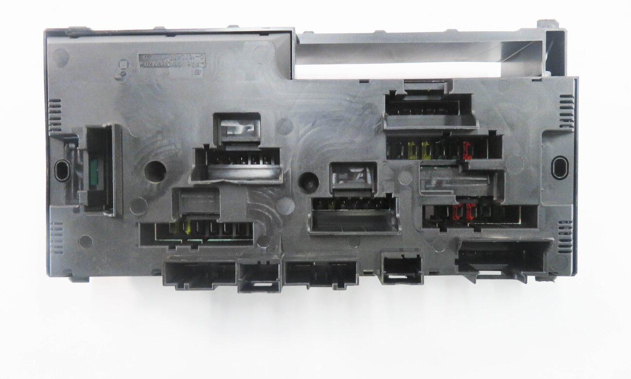 Thumbnail 6: 2012 BMW 550i (F10) FRONT POWER DISTRIBUTION FUSE BOX
