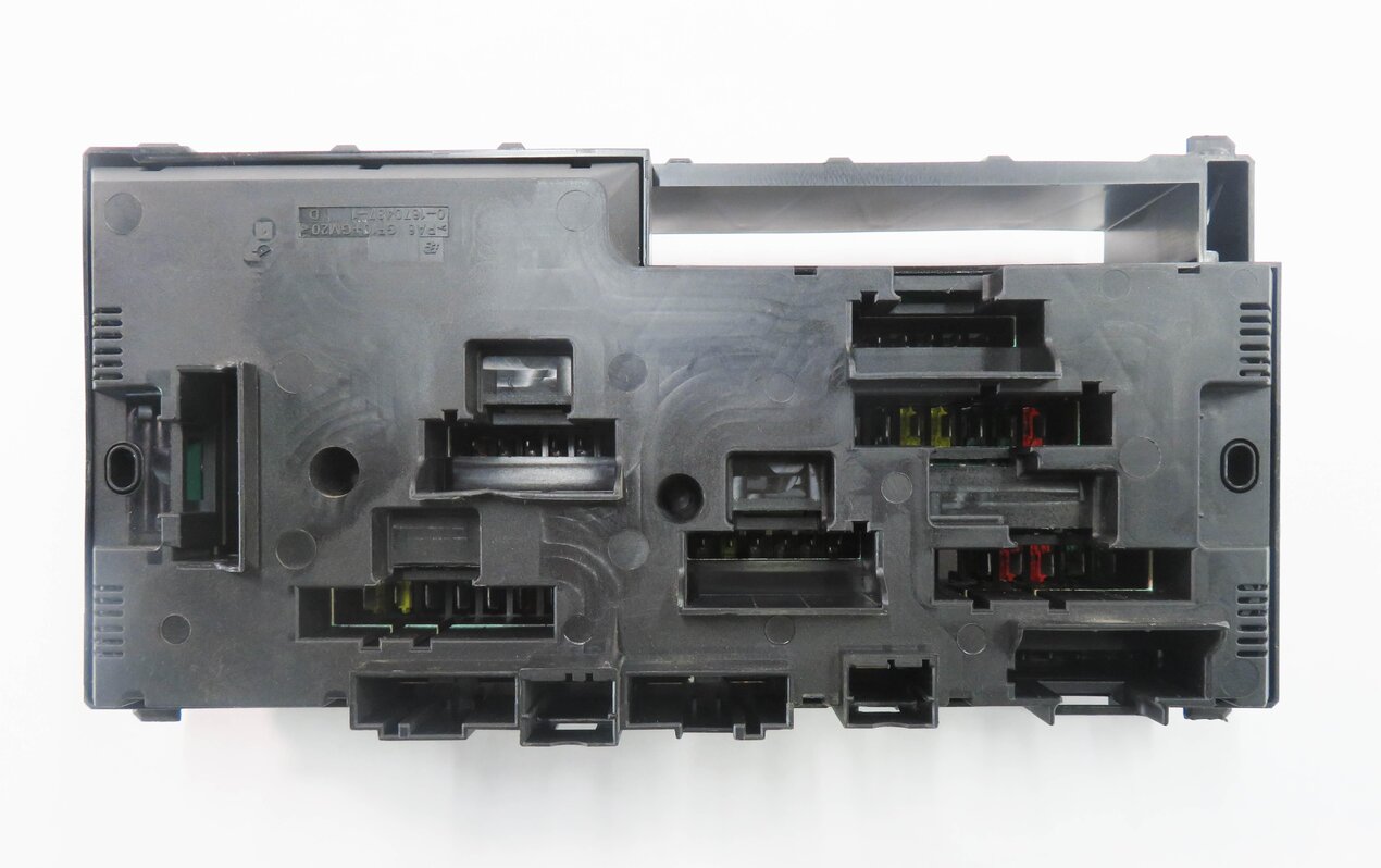 Thumbnail 7: 2012 BMW 550i (F10) FRONT POWER DISTRIBUTION FUSE BOX