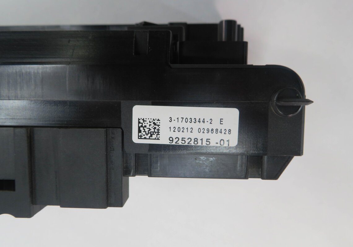 Thumbnail 8: 2012 BMW 550i (F10) FRONT POWER DISTRIBUTION FUSE BOX