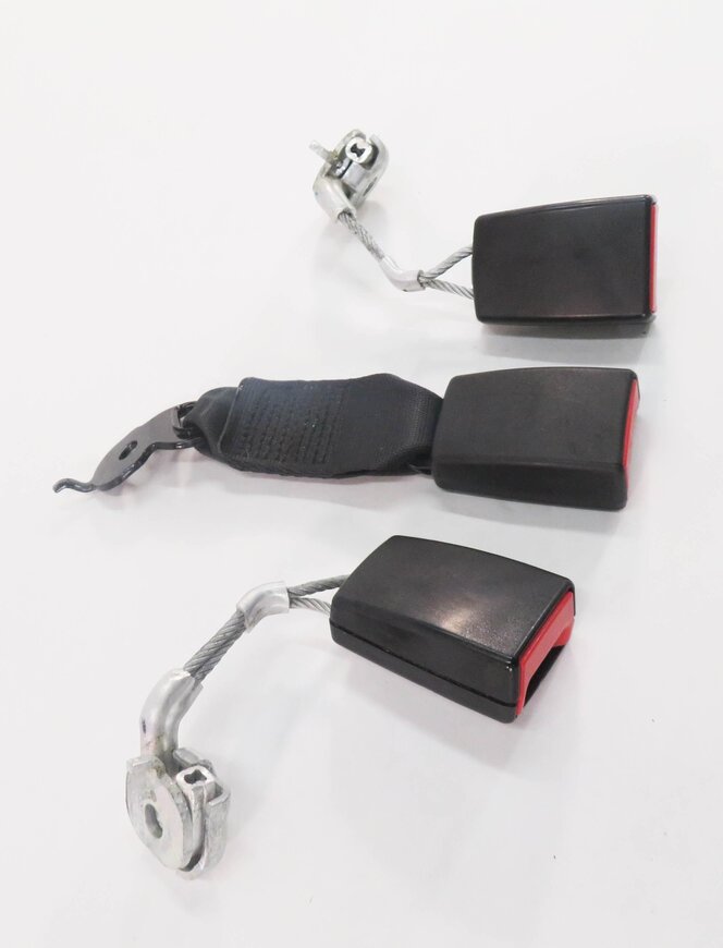Thumbnail 3: 2012 BMW 550i (F10) REAR SEAT SEATBELT BUCKLE RECEIVER SET-3 (BLACK)