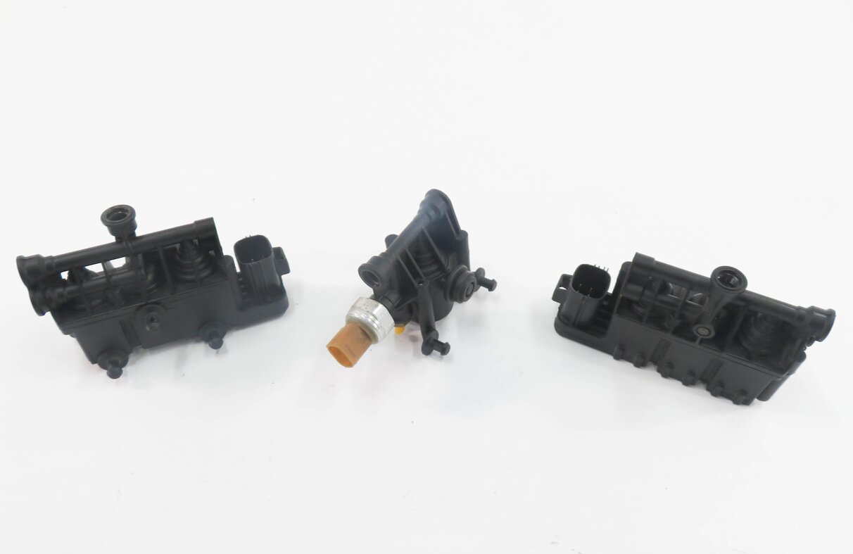 Thumbnail 2: 2007 RANGE ROVER SPORT (L320) AIR SUSPENSION VALVE BLOCK SET-3