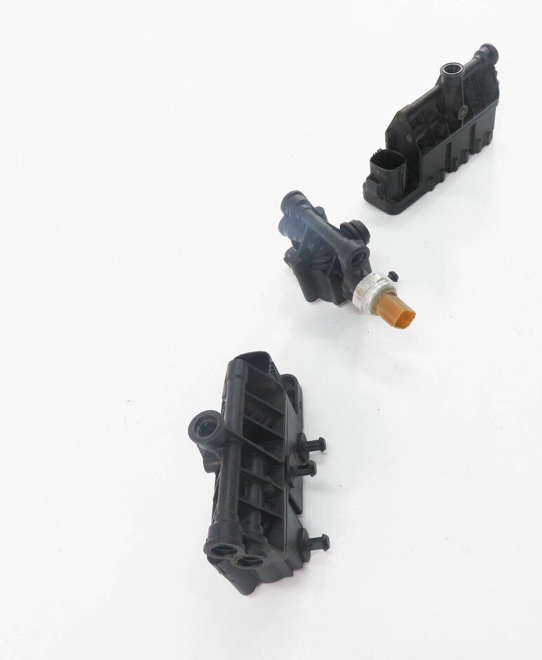 Thumbnail 3: 2007 RANGE ROVER SPORT (L320) AIR SUSPENSION VALVE BLOCK SET-3
