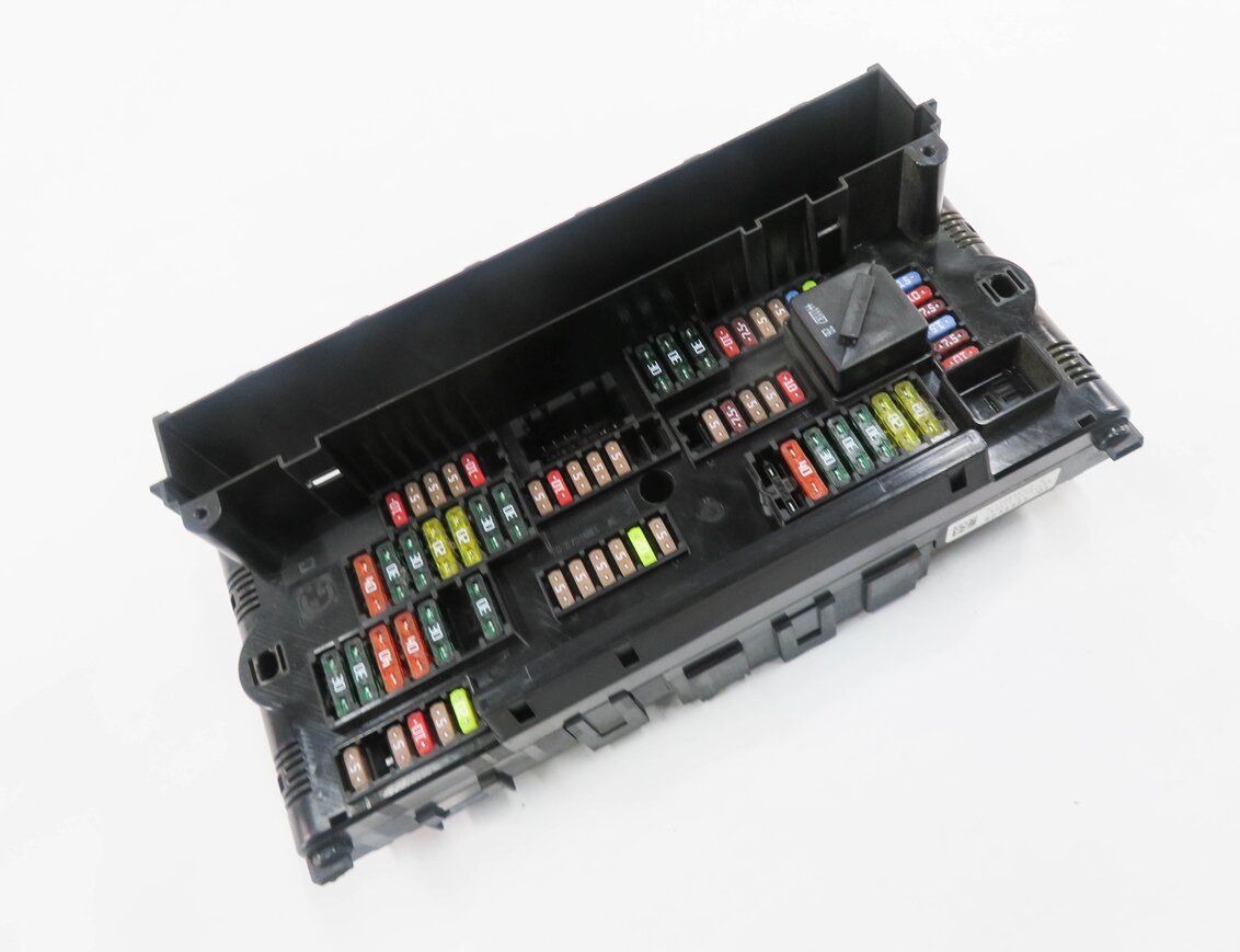 2011 BMW 550i (F10) FRONT POWER DISTRIBUTION FUSE BOX