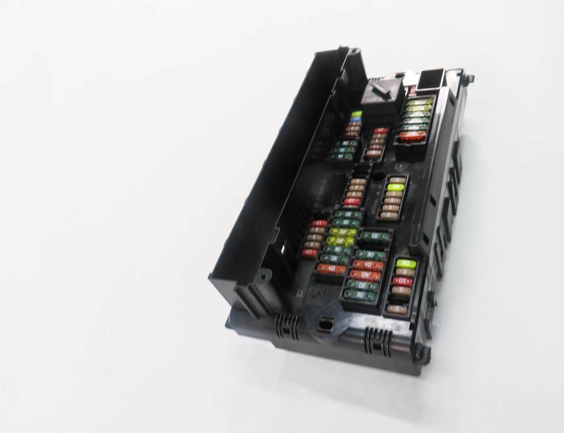 Thumbnail 3: 2011 BMW 550i (F10) FRONT POWER DISTRIBUTION FUSE BOX