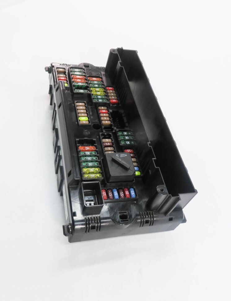 Thumbnail 4: 2011 BMW 550i (F10) FRONT POWER DISTRIBUTION FUSE BOX