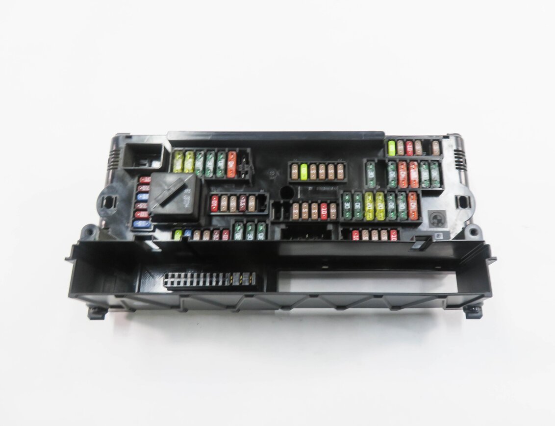 Thumbnail 5: 2011 BMW 550i (F10) FRONT POWER DISTRIBUTION FUSE BOX