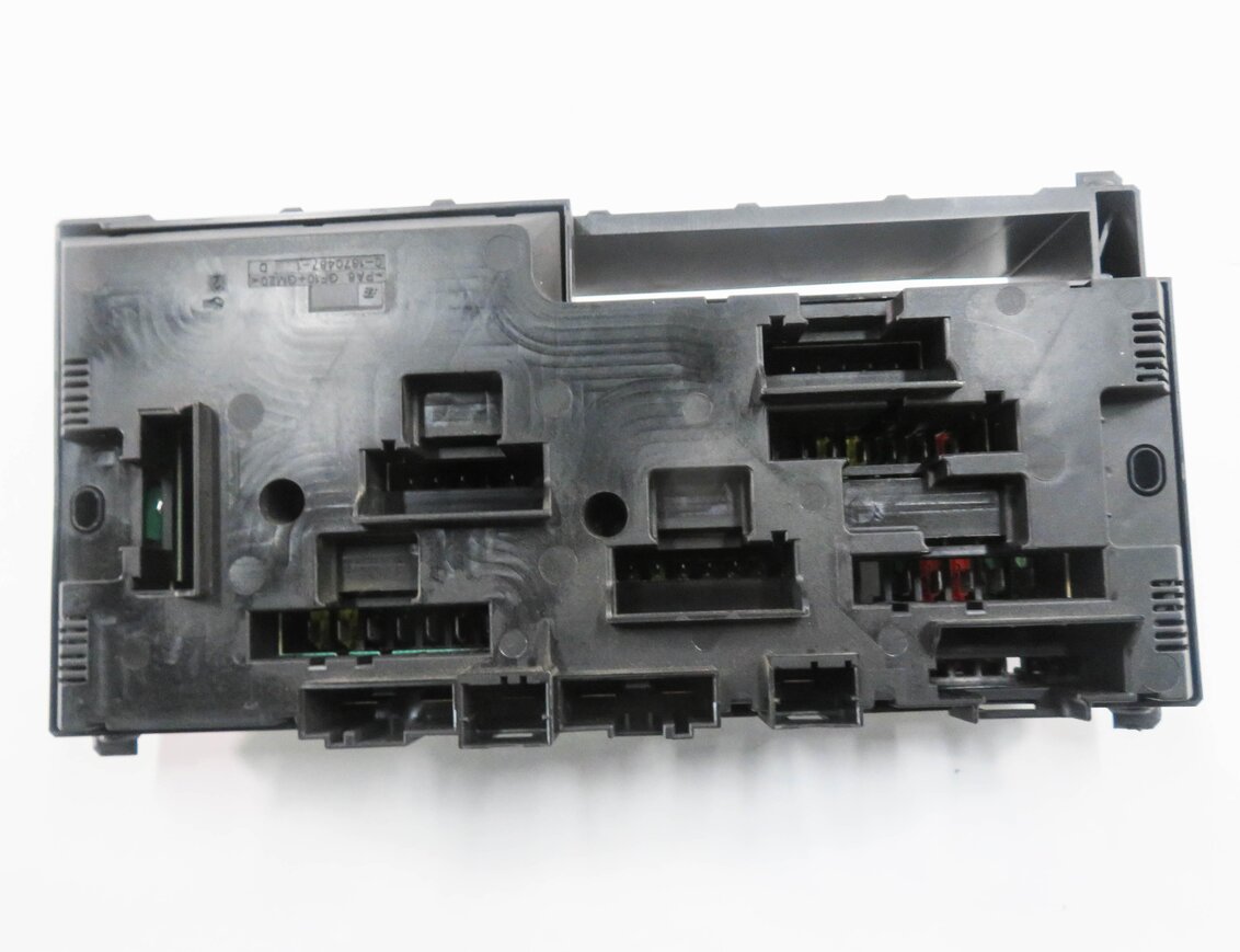 Thumbnail 6: 2011 BMW 550i (F10) FRONT POWER DISTRIBUTION FUSE BOX