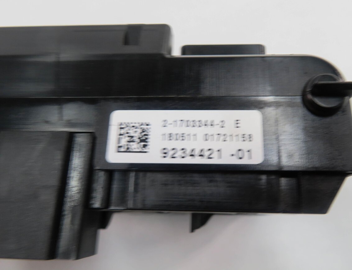 Thumbnail 7: 2011 BMW 550i (F10) FRONT POWER DISTRIBUTION FUSE BOX
