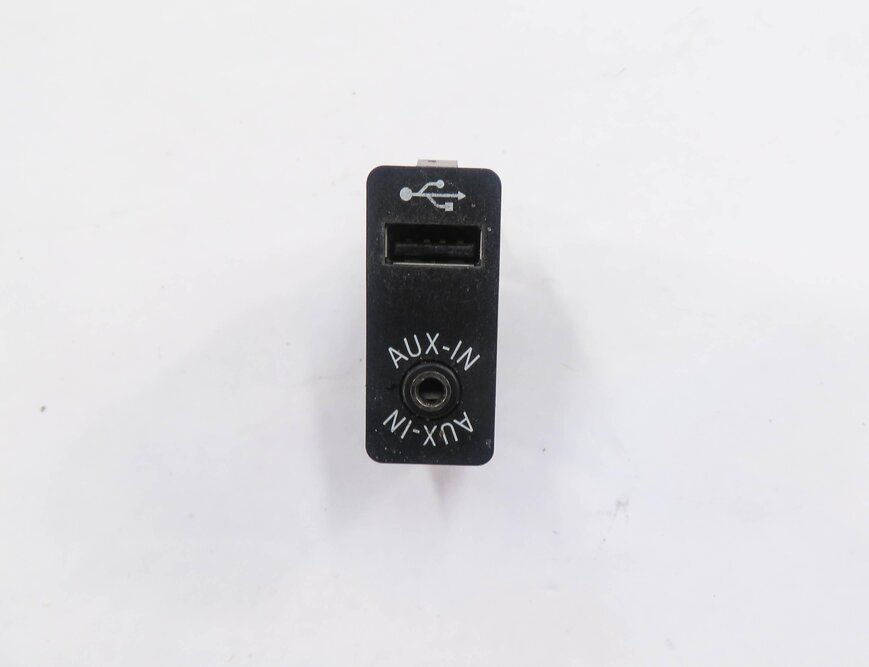 Thumbnail 2: 2011 BMW 550i (F10) RADIO STEREO AUX AUXILIARY AUDIO IN INPUT JACK w/ USB PLUG