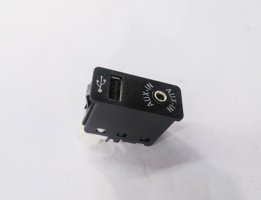 Thumbnail 3: 2011 BMW 550i (F10) RADIO STEREO AUX AUXILIARY AUDIO IN INPUT JACK w/ USB PLUG