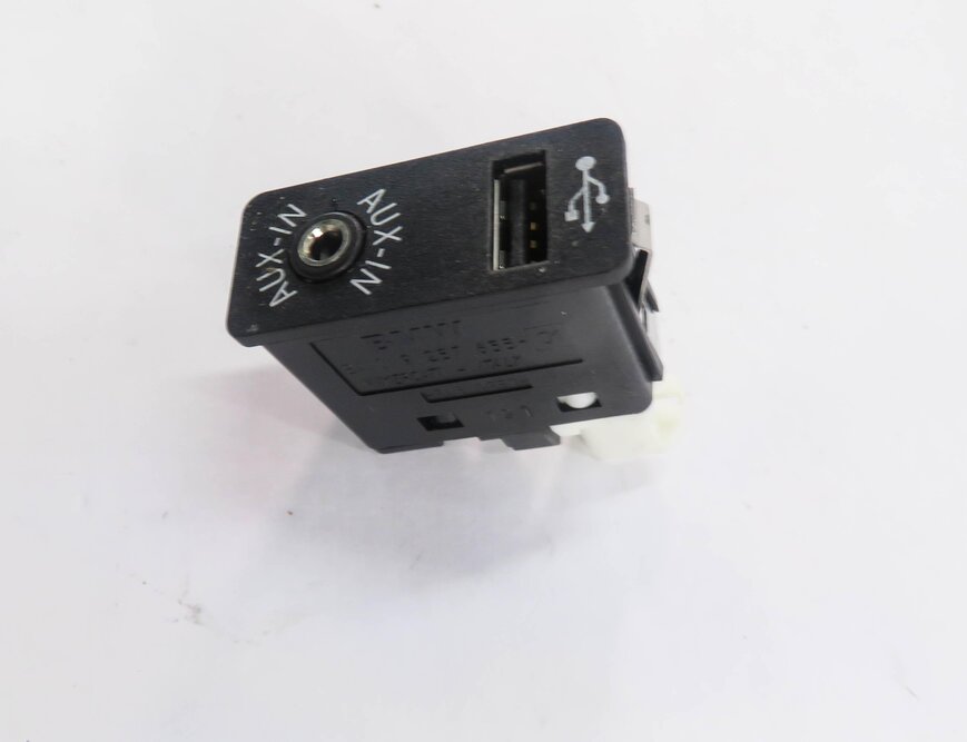 Thumbnail 4: 2011 BMW 550i (F10) RADIO STEREO AUX AUXILIARY AUDIO IN INPUT JACK w/ USB PLUG