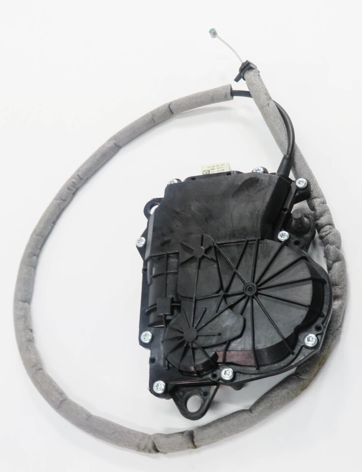 Thumbnail 3: 2011 BMW 550i (F10) REAR TRUNK SOFT CLOSE ACTUATOR MOTOR